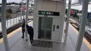 Hombre intentó empujar a pasajero a tren en movimiento en Seattle: video impactante