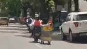 Imprudencia en Medellín: adultos llevan niña sin casco y arrastran carro de comidas en moto