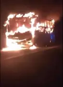 Incendio consume bus de hinchas de Junior en vía Cartagena-Barranquilla sin heridos