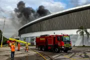 Incendio en velódromo olímpico de Río: Bomberos controlan fuego que afectó techo