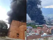 Incendio masivo en bodega de bicicletas en Itagüí: 40 bomberos controlan el fuego