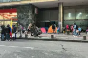 Indígenas bloquean salida de trabajadores en Mininterior en Bogotá