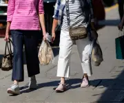 Inflación en Canadá alcanza 2,4% en marzo por alza récord en precios de gasolina