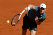Jannik Sinner suma 20 victorias seguidas y avanza a cuartos en Madrid