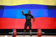 Jeison López impone tres récords mundiales y gana oro en Panamá
