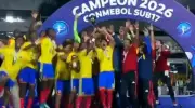 Jesurún opacado en celebración: jugadores de la Selección Colombia lo excluyen de la foto con el trofeo