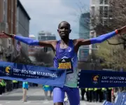 John Korir rompe récord histórico y gana el Maratón de Boston 2026
