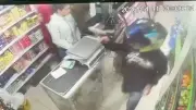 Joven de 19 años lucha por su vida tras balazo en robo a supermercado en Engativá