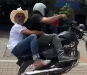 Juan Daniel Oviedo viral por hacer acrobacias en moto en Yopal