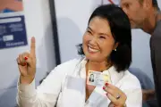 Keiko Fujimori lidera encuestas a boca de urna en elecciones peruanas