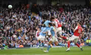 Manchester City derrota a Arsenal 2-1 y pone en jaque el título de la Premier League