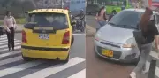 Maniobra peligrosa de taxista y conductor en Bogotá casi atropella peatones