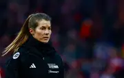 Marie-Louise Eta hace historia como primera mujer en dirigir en la Bundesliga