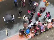 Minga Indígena bloquea sede de Bancolombia en Bogotá