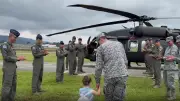 Niña nacida en helicóptero militar recibe homenaje de los uniformados que la vieron nacer