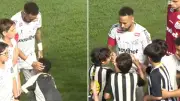 Niño besa las piernas de Neymar en muestra de admiración durante emotivo encuentro