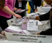 Opositores a Trump buscan bloquear restricciones al voto por correo