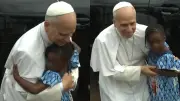 Papa León XIV protagoniza tierno momento con niña en Camerún que conmueve al mundo