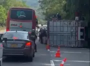 Pasajeros de bus saquean camión volcado en vía Villeta-La Vega durante emergencia