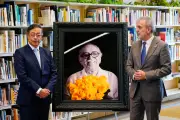 Petro entrega retrato de García Márquez a biblioteca barcelonesa en emotivo acto