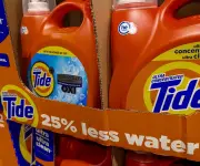 P&G supera expectativas y proyecta aumento en costos de materias primas