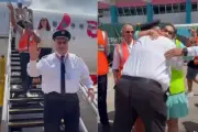Piloto de Avianca rompe en llanto en su último vuelo tras 41 años de servicio