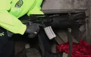 Policía descubre caleta subterránea en Cali con arsenal y miles de dosis de drogas