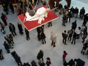 Polémica obra de Cattelan: 666 miniaturas del Papa Juan Pablo II impactado por meteorito
