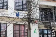 Preocupación en Santa Mónica Popular por postes saturados de cables