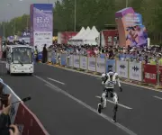 Robot chino establece récord mundial en media maratón con tiempo de 50 minutos