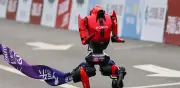 Robots humanoides establecen récord histórico en media maratón de Pekín