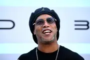 Ronaldinho y creadores digitales protagonizan partido híbrido en El Campín de Bogotá