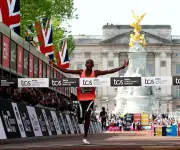 Sawe rompe la barrera de las 2 horas en maratón y gana en Londres