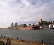 Transportistas argentinos levantan protesta en puerto de Quequén