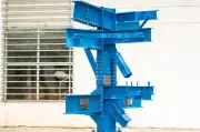 UTB inaugura escultura de acero como laboratorio vivo para estudiantes de ingeniería estructural