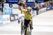 Van Aert frustra a Pogacar en épica París-Roubaix y le arrebata la victoria en el velódromo