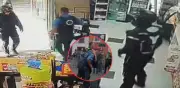 Video capta violento robo en tienda Oxxo de Bogotá: vigilante golpeado y maleta con dinero hurtada