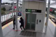 Video impactante: Hombre intenta empujar a desconocido a las vías del tren en Seattle