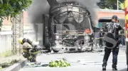 Video muestra vehículo incinerado tras atentado en Batallón Pichincha en Cali