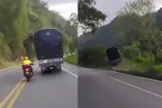Video revela angustioso instante de camión que cae al río Cauca en vía Manizales-Medellín