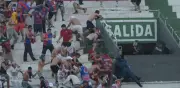 Violenta batalla campal en estadio paraguayo deja 56 heridos y suspensión de superclásico