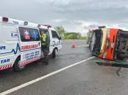 Volcamiento de bus en Palmira deja 15 lesionados tras choque con árbol caído por lluvias