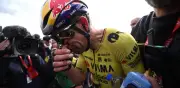 Wout van Aert vence entre lágrimas a Pogacar en París-Roubaix y dedica triunfo a compañero fallecido