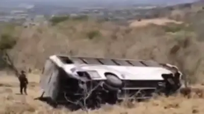 Accidente en México: autobús turístico volcado e incendiado deja 11 muertos
