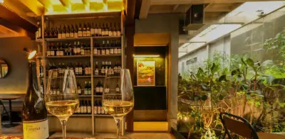 Atlas 2.0: el pionero bar de vinos de Chapinero Alto triplica su espacio y renueva su cocina