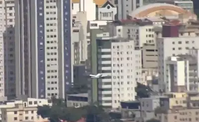 Avioneta se estrella contra edificio en Belo Horizonte y causa pánico