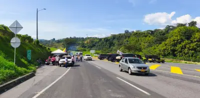 Bloqueos en peajes de Autopistas del Café llevan a mesas de diálogo de la ANI