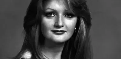 Bonnie Tyler en coma inducido tras cirugía intestinal de urgencia en Portugal