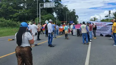 Campesinos bloquean vía Pacífico Tres por aumento del impuesto predial