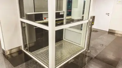 Carín León y su esposa sufren grave caída en ascensor tras concierto